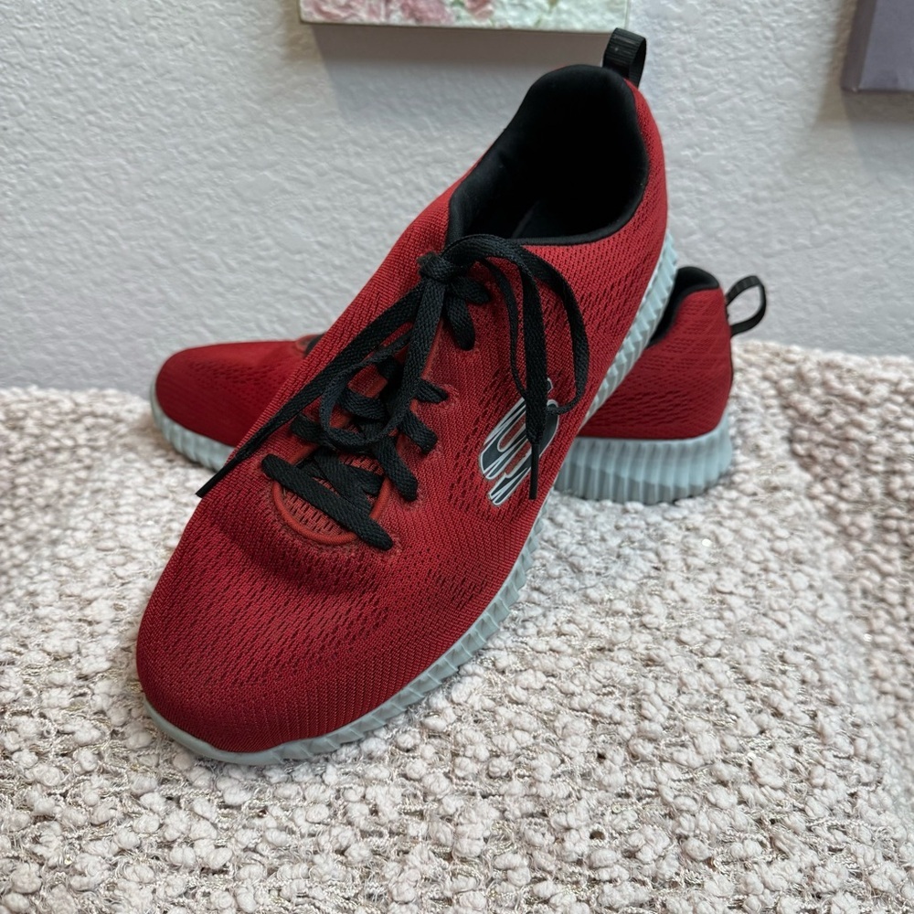 Men’s Red and Black Sketchers Athletic Shoes, sz 10